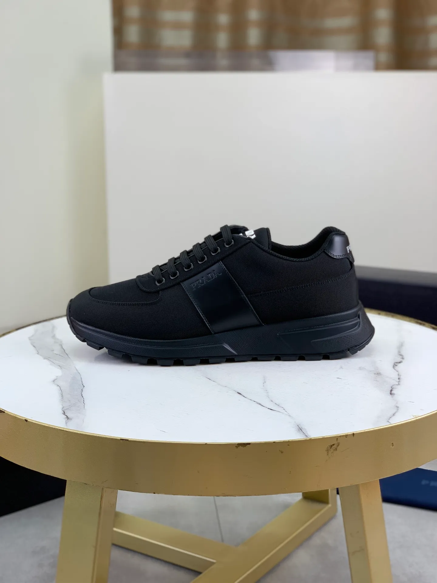 Factory price P660, top version, original order PRADA Prada's new casual sports shoes, original purchase, development and production, Prada men's classic series, technical breathable fabrics with cowhide, casual sports shoes, casual sports dad shoes, combined with high-tech breathable materials and cowhide, P's exclusive button decoration on the side. The outsole is full of P italic design and bright colors to show vitality and continue the brand design inspiration. Stroll around the city lightly and feel free and comfortable. Exquisite packaging at the delivery counter 🛍📦 ▪️Fabric: Original customized pebbled calfskin ▪️Inner lining: Cowhide lining ➕Cowhide feet ▪️Outsole: Mold evacuated PU+TPU material ▪️Sole thickness: 3.5CM ▪️Size: Men's 39-45 (38 46 can be customized) 2️⃣ colors available